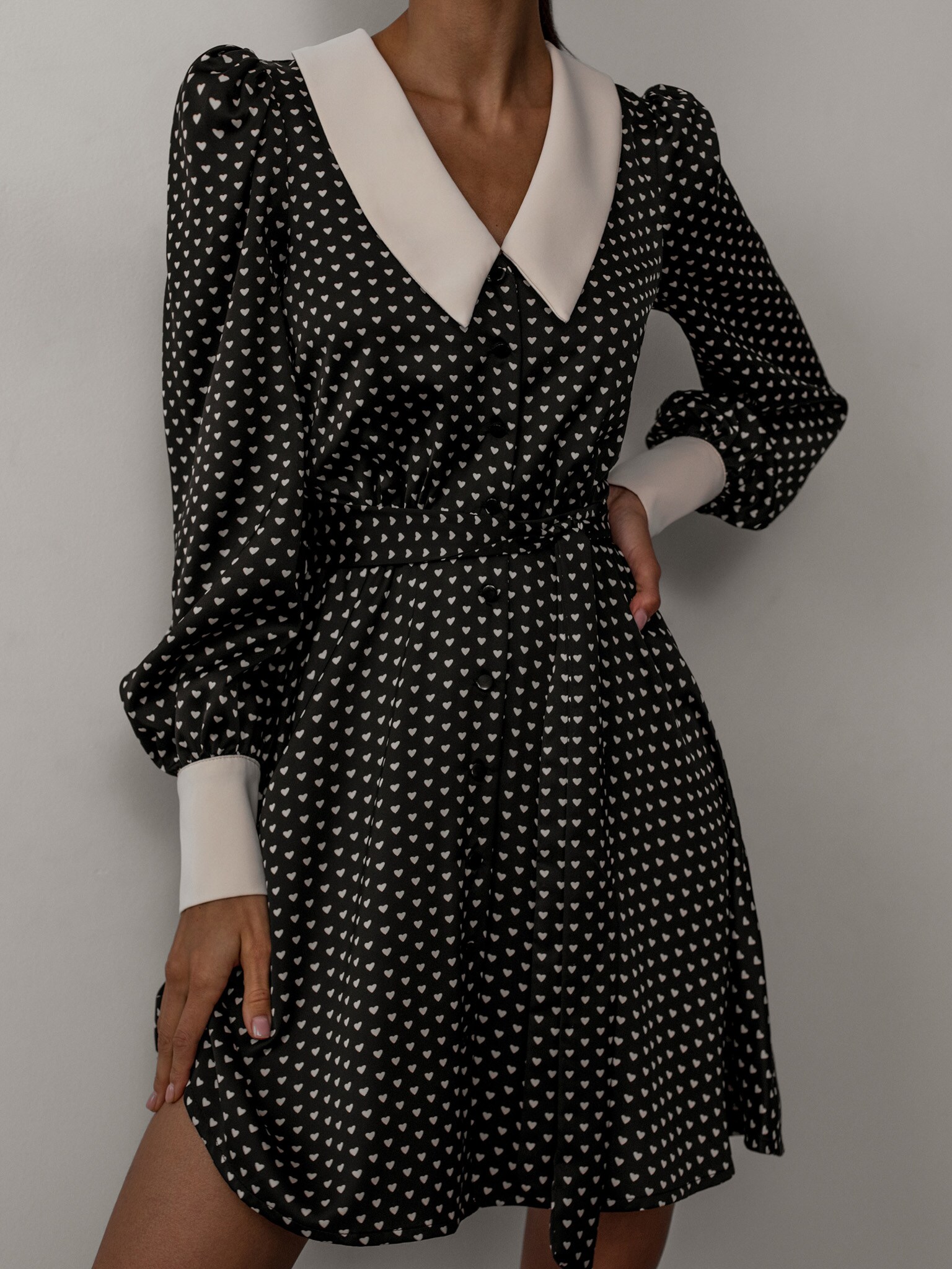 Платье мини с контрастными манжетами и воротником :: LICHI - Online fashion store